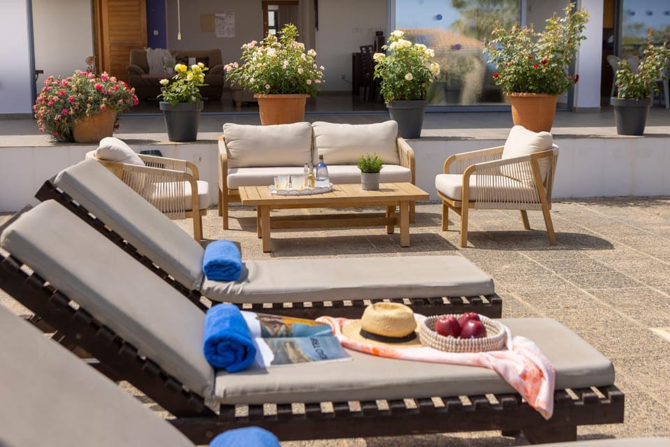 Patio, Day, Garden, Seating area, sunbed, towels