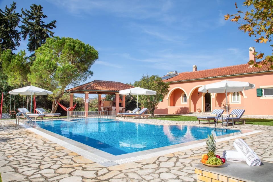 Property building, Patio, Day, Garden, Swimming pool, sunbed