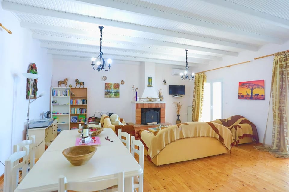 TV and multimedia, Living room, Seating area, Dining area