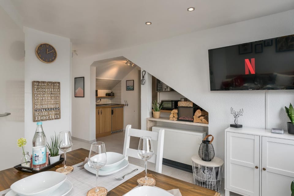 Kitchen or kitchenette, Living room, Seating area, Dining area