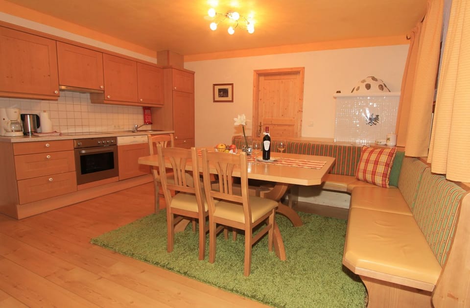 Kitchen or kitchenette, Seating area
