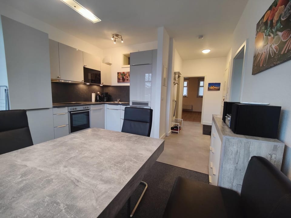 Kitchen or kitchenette, Dining area