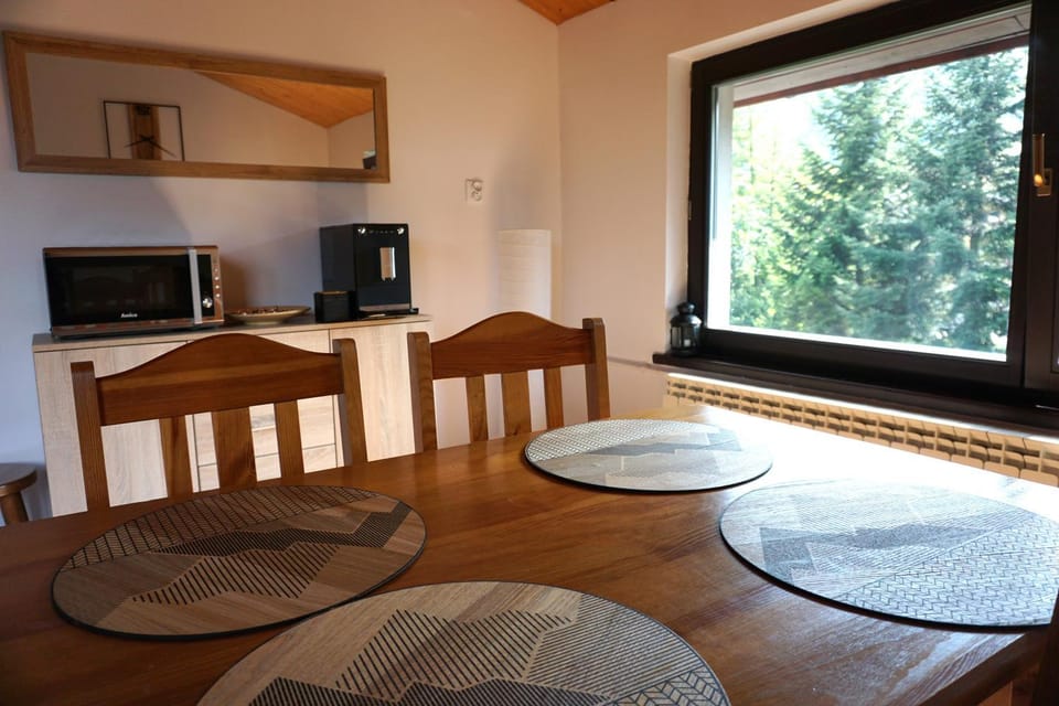 Coffee/tea facilities, Dining area, microwave, kitchen