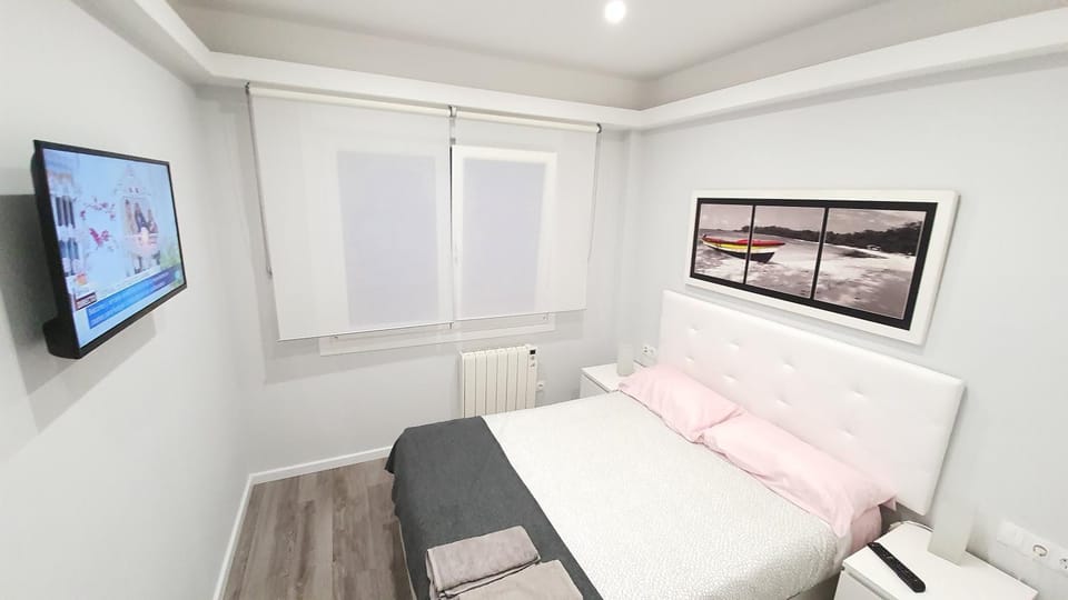 Bed, TV and multimedia, Photo of the whole room, Bedroom