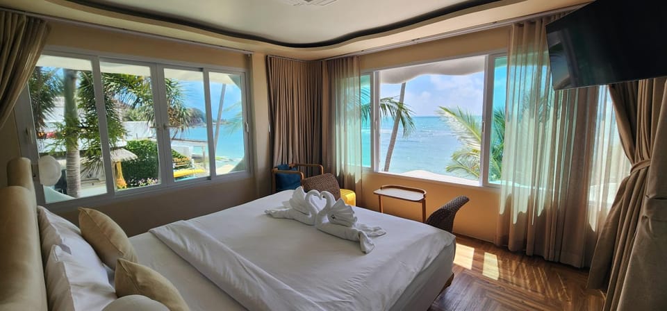 Photo of the whole room, Bedroom, Sea view