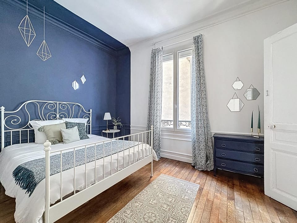 Photo of the whole room, Bedroom