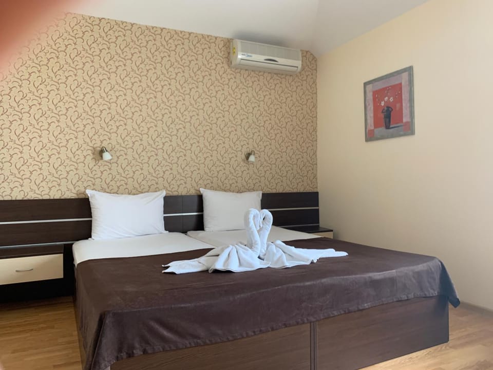 Photo of the whole room, Bedroom