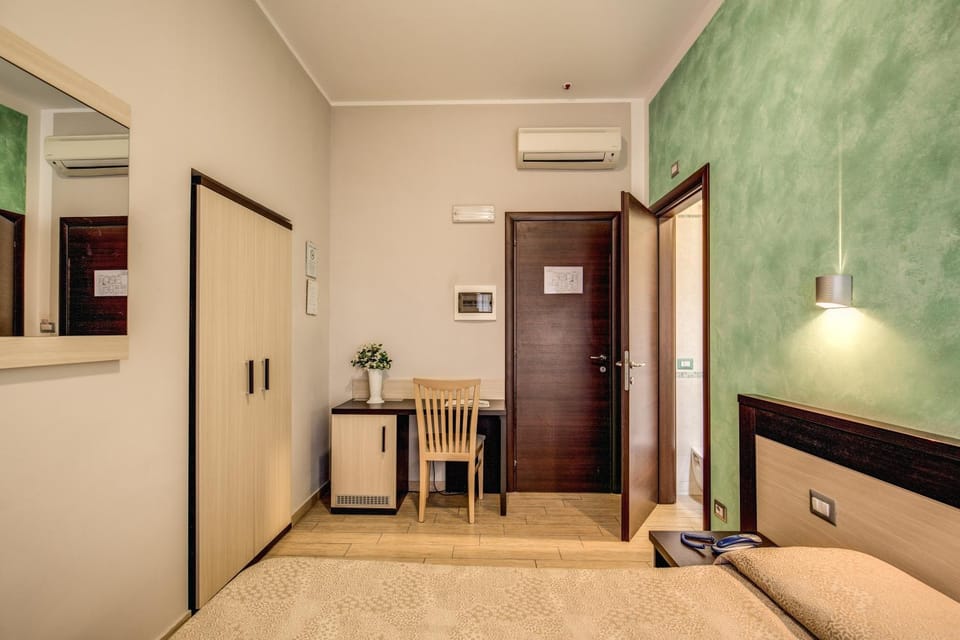 Bathroom, Decorative detail, Floor plan, Bedroom, Pets, Continental breakfast, Non alcoholic drinks