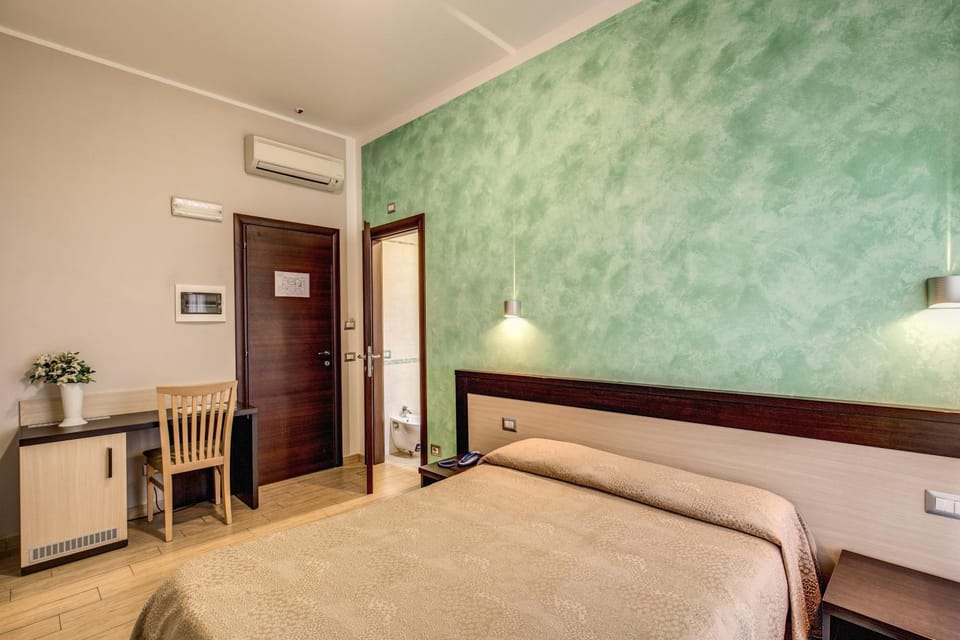 Bed, Photo of the whole room, Bedroom, air conditioner
