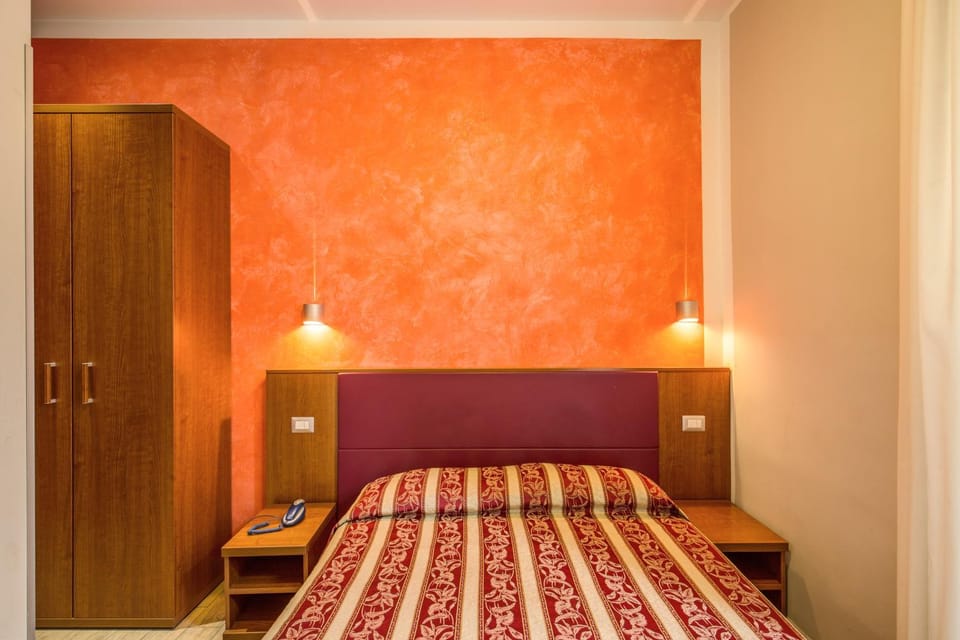 Bathroom, Decorative detail, Floor plan, Bedroom, Pets, Street view, Continental breakfast, Non alcoholic drinks