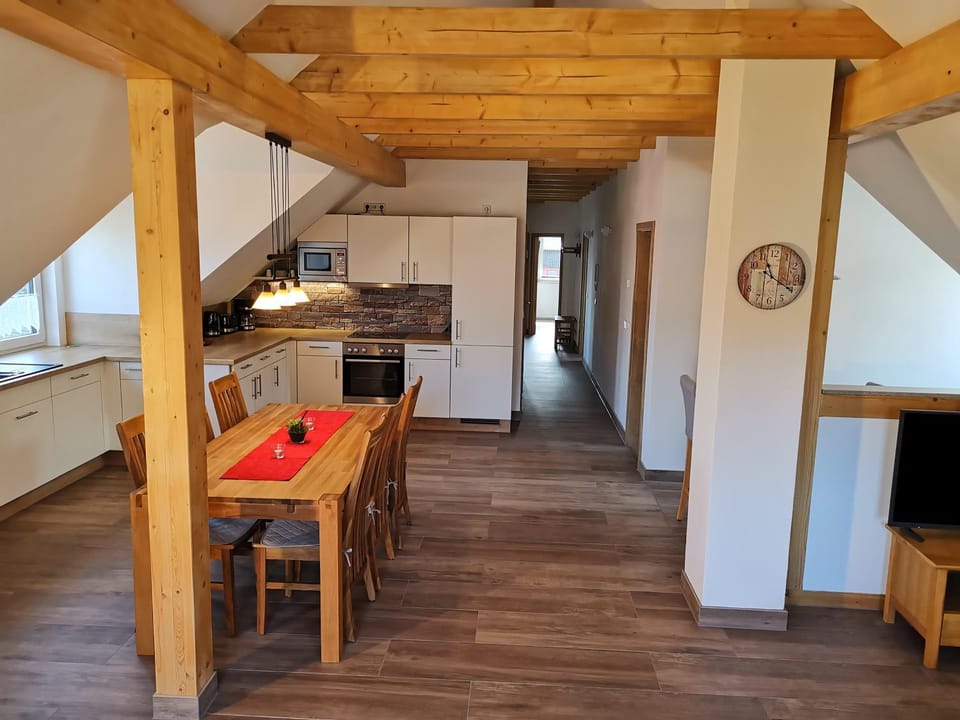 Kitchen or kitchenette, Dining area
