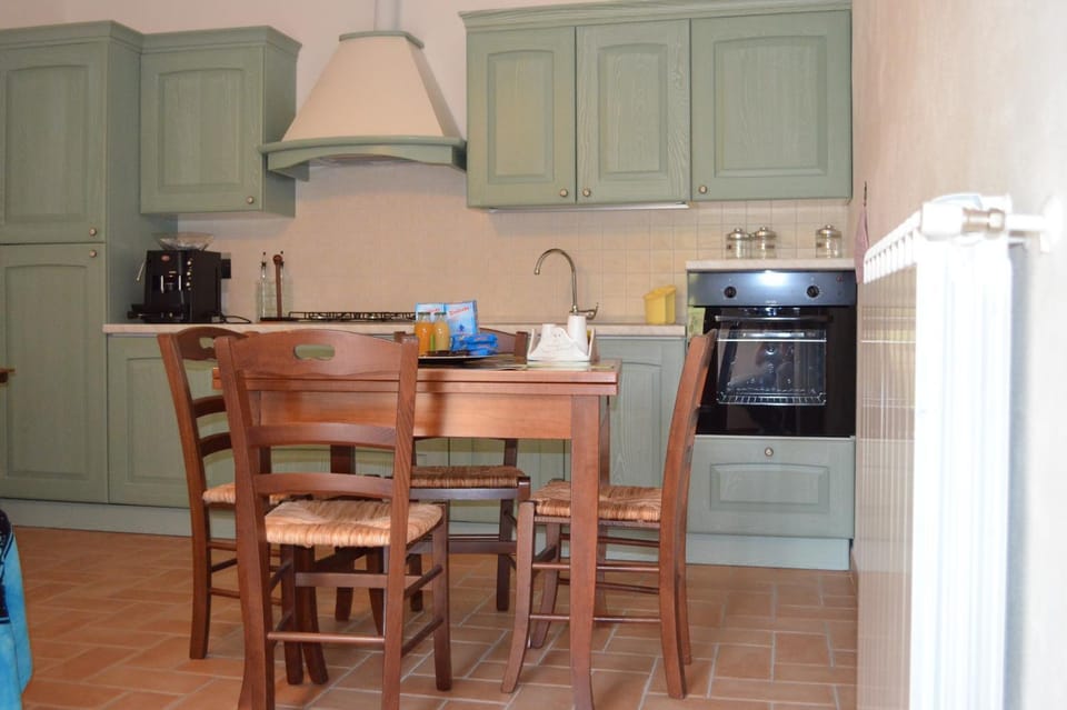 Kitchen or kitchenette, Dining area, stove