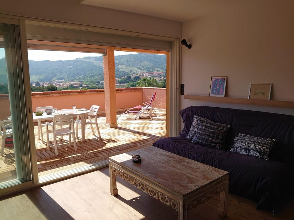 View (from property/room), Balcony/Terrace, Balcony/Terrace, Living room, Mountain view
