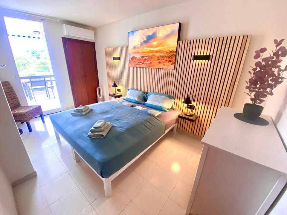 Bed, Bedroom, towels, wardrobe