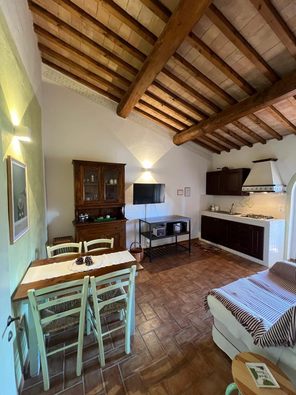 Kitchen or kitchenette, Living room, Photo of the whole room, Dining area