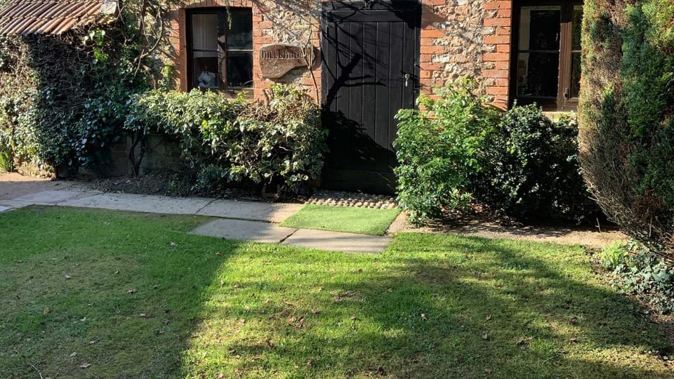 Property building, Facade/entrance, Day, Natural landscape, Garden, Garden, Garden view