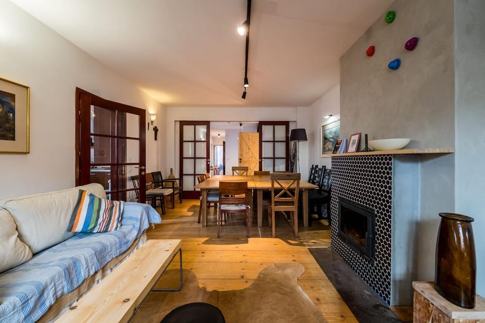 Living room, Seating area, Dining area, fireplace