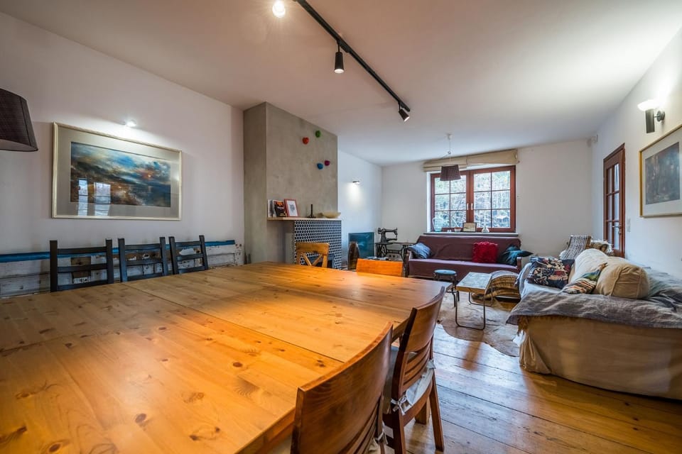 TV and multimedia, Living room, Seating area, Dining area, fireplace, internet