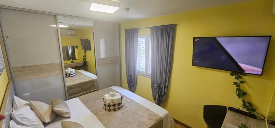 Luxury apartment MaLea with jacuzzi and sauna, by the sea Apartment in Šibenik-Knin County, Croatia