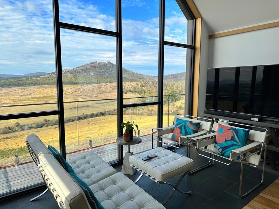 Communal lounge/ TV room, TV and multimedia, View (from property/room), Living room, Mountain view