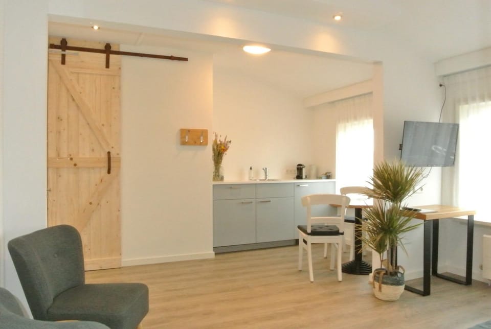 Kitchen or kitchenette, Seating area, Dining area