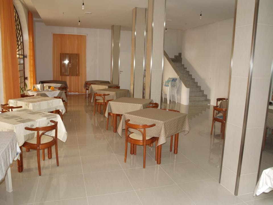 Restaurant/places to eat, Buffet breakfast