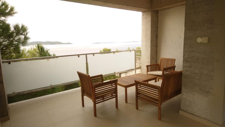 Property building, Day, Balcony/Terrace, Seating area, Sea view