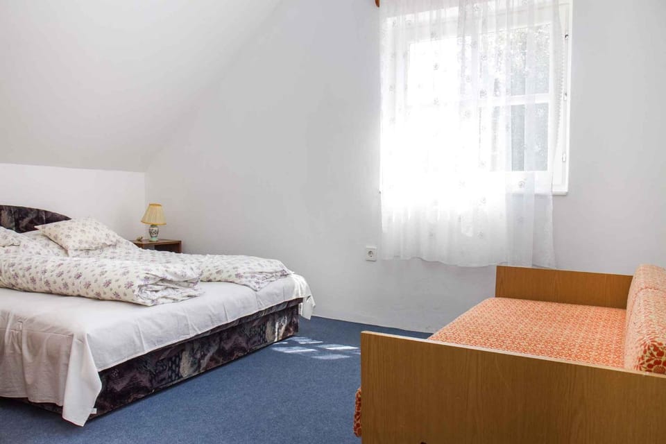 Bed, Seating area, Bedroom