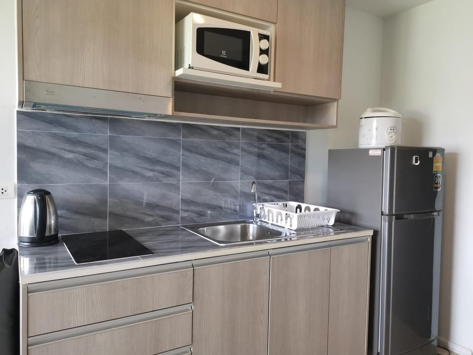Kitchen or kitchenette, minibar, stove