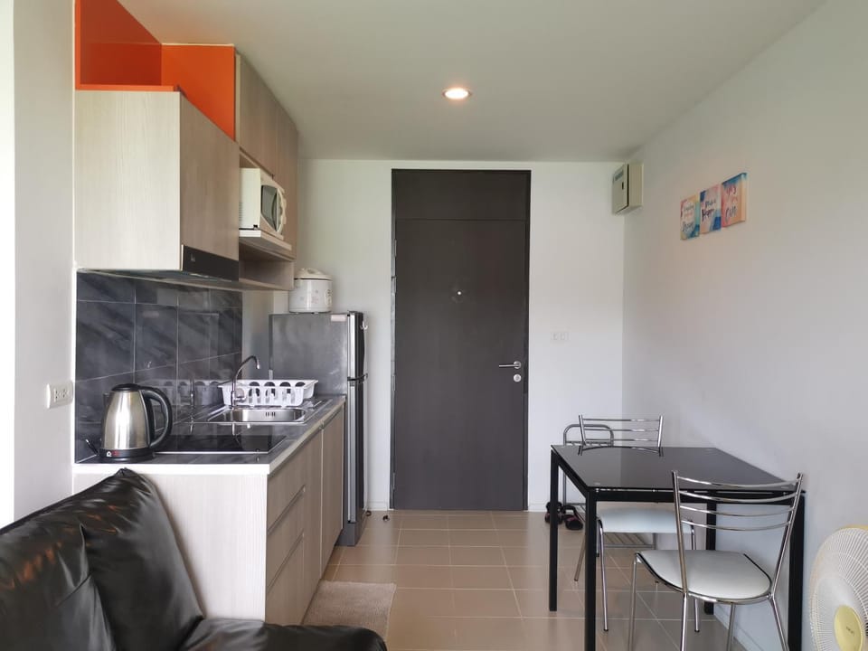 Kitchen or kitchenette, Dining area, minibar
