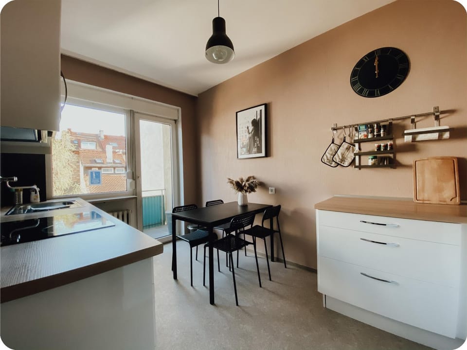 Coffee/tea facilities, Kitchen or kitchenette, Dining area, Inner courtyard view