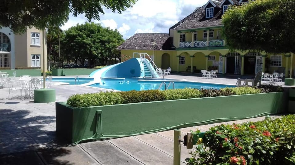 Swimming pool, Swimming pool