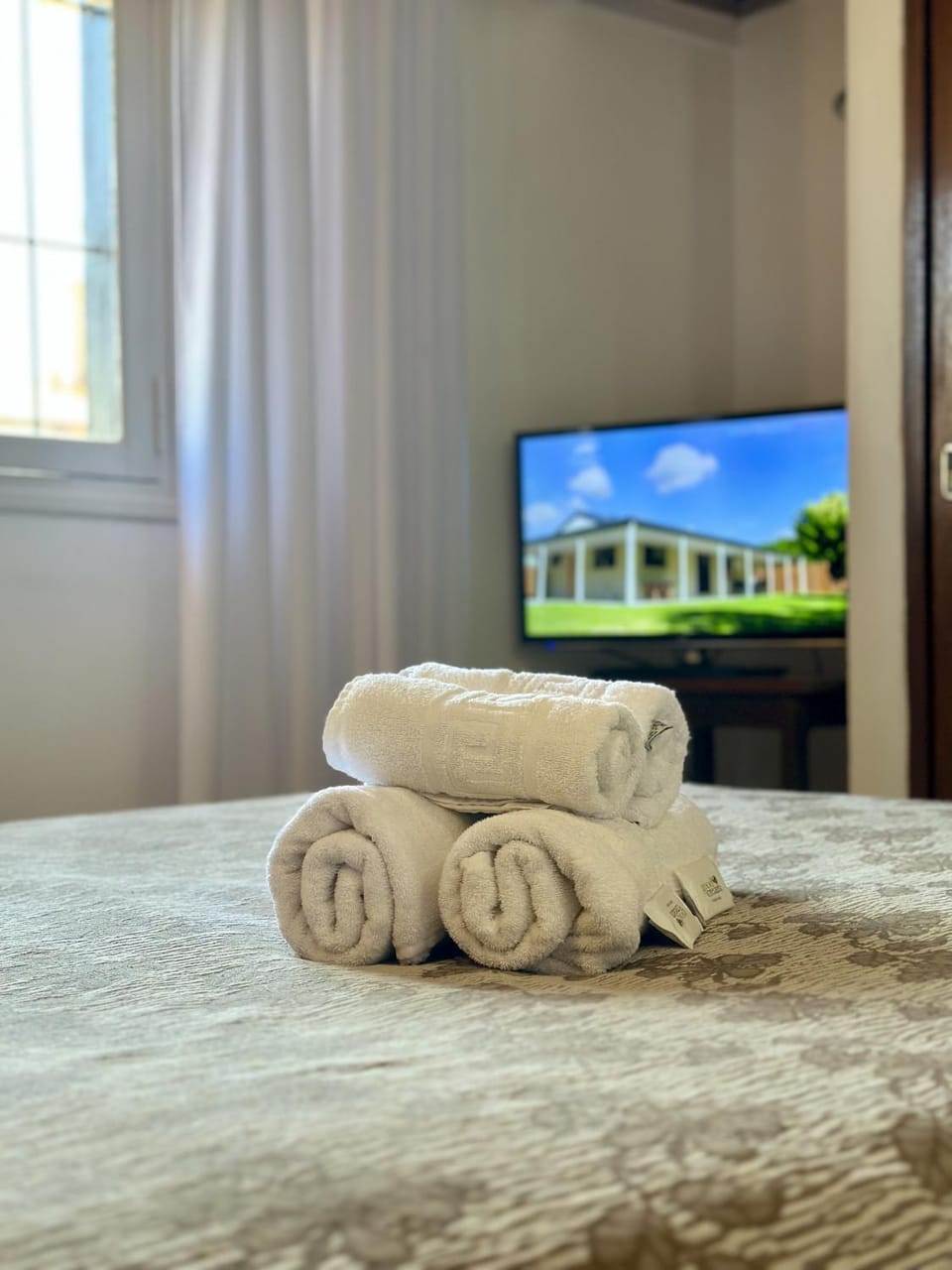 Bed, TV and multimedia, Photo of the whole room, Bedroom, towels