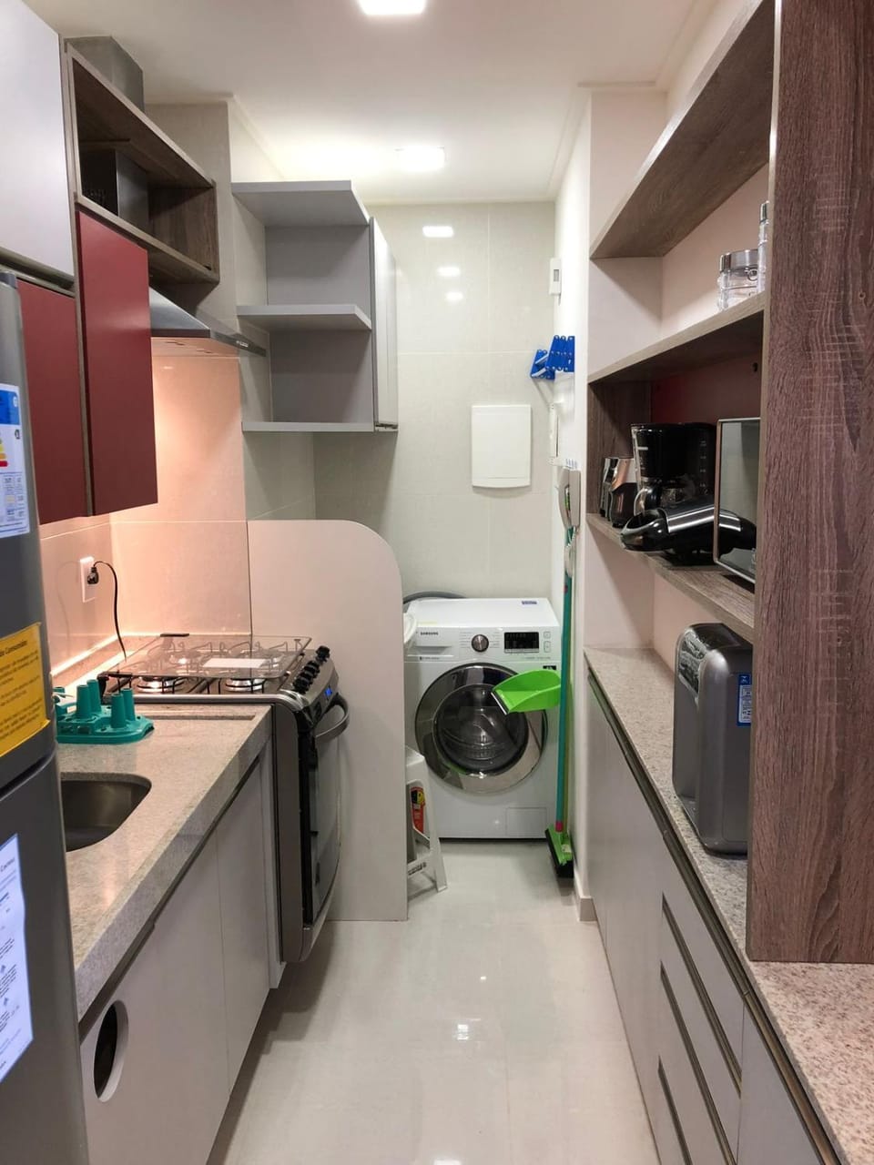 Kitchen or kitchenette, minibar, stove