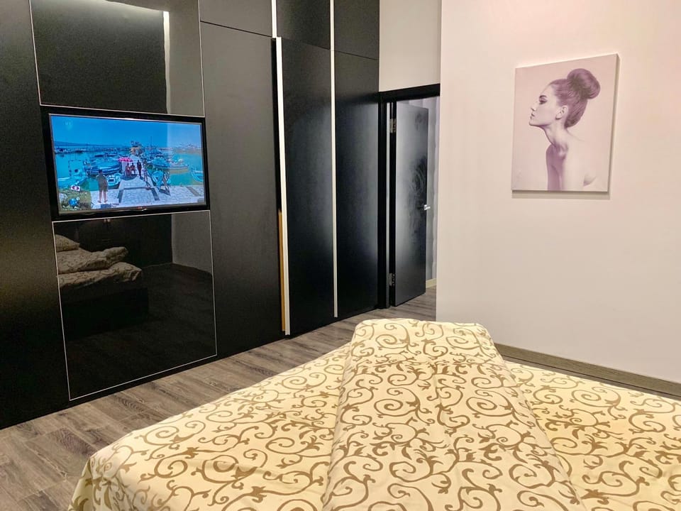 Bed, TV and multimedia, Bedroom
