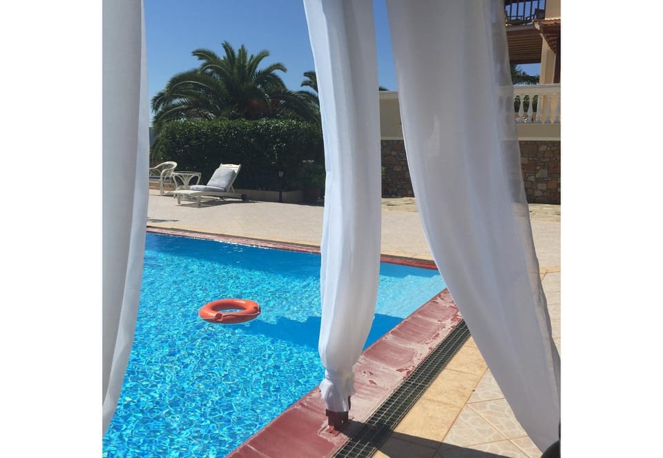 Day, Pool view