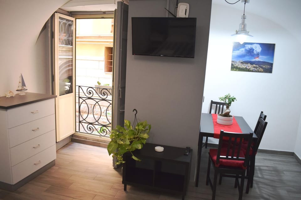 B&W Loft Apartment in Catania