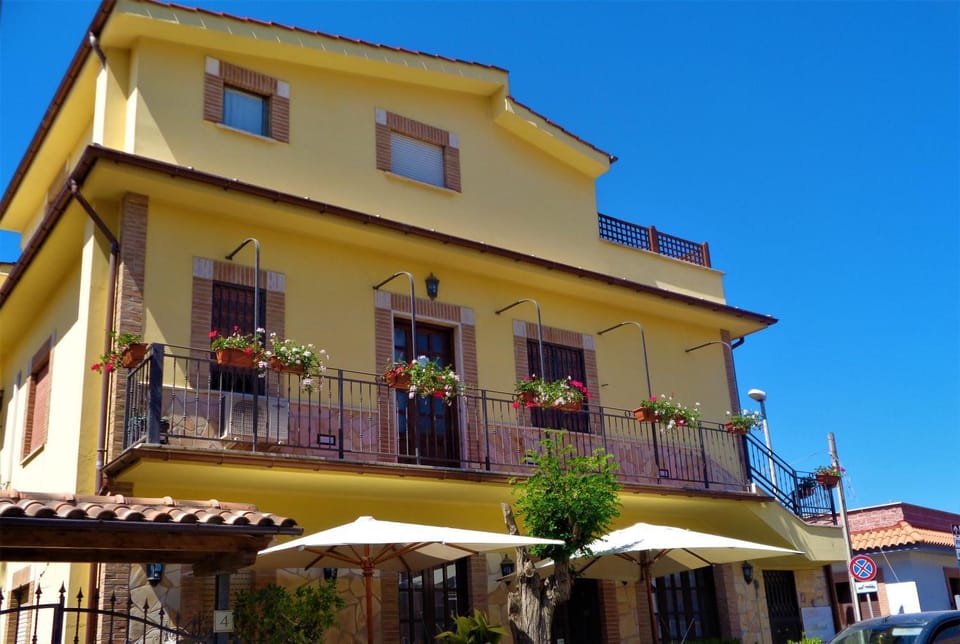 Nearby landmark, Restaurant/places to eat, Beach, Supermarket/grocery shop, Shopping Area