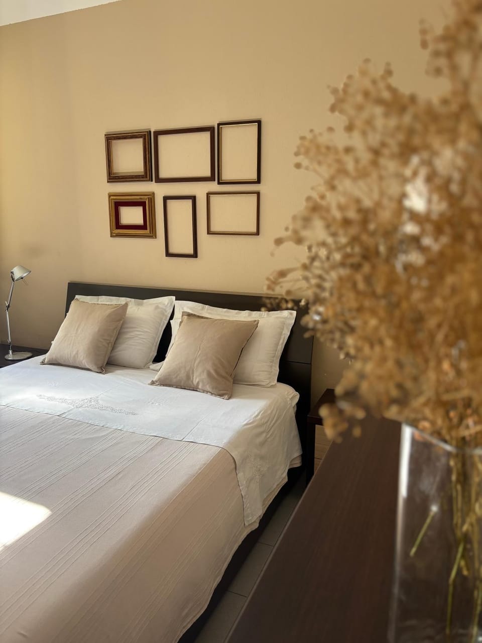 Bed, Photo of the whole room, Decorative detail, Bedroom