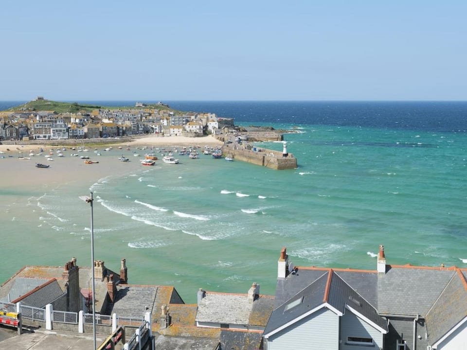 Waves End, St Ives, Hot tub and Parking House in Saint Ives