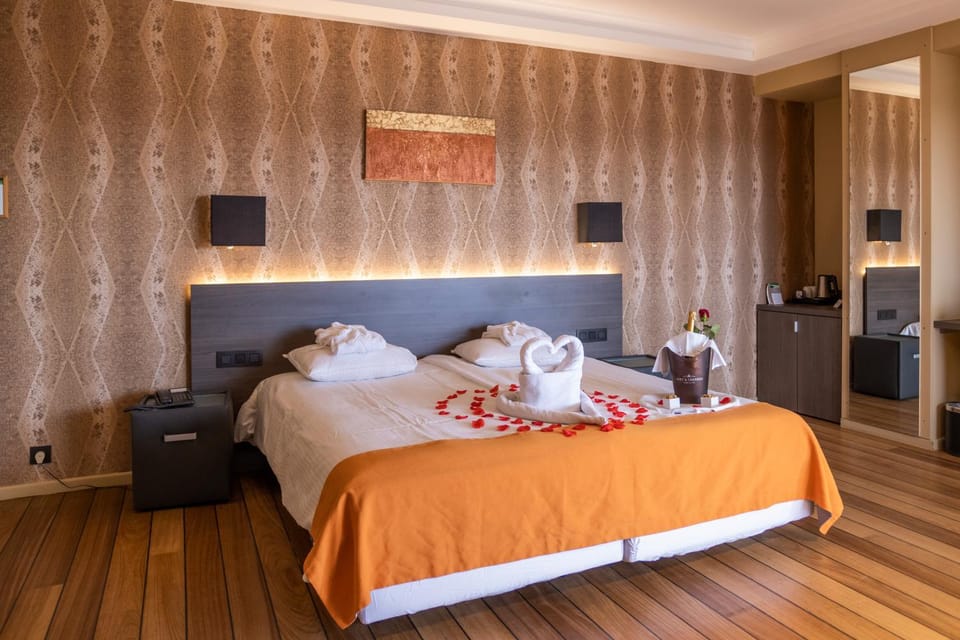 Bed, Bedroom, towels