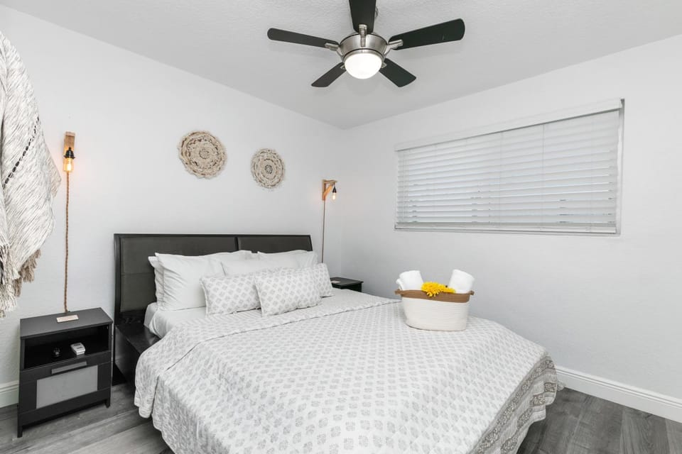 Bed, Photo of the whole room, Bedroom