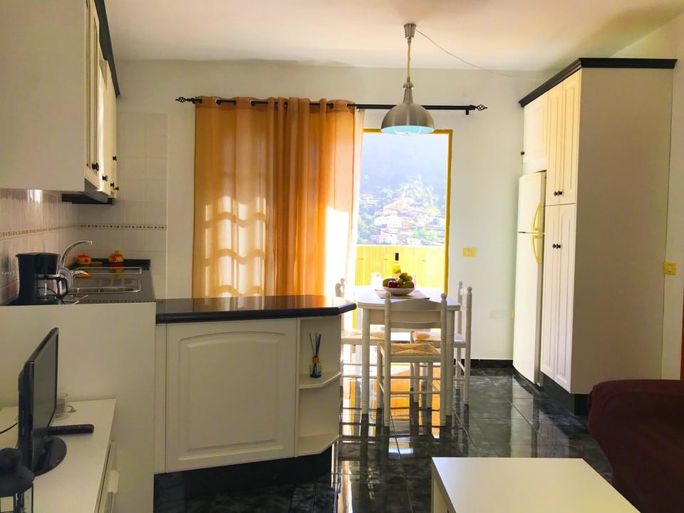 Kitchen or kitchenette, Living room