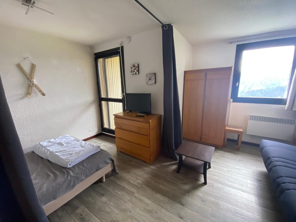 Bed, TV and multimedia, Living room, Bedroom