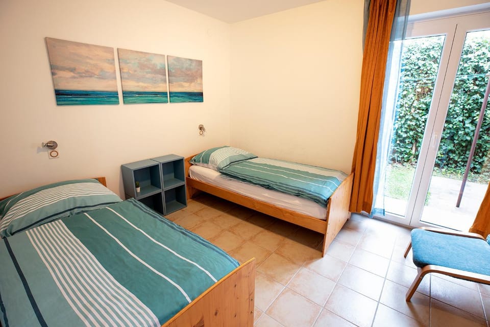 Bed, Bedroom, Garden view
