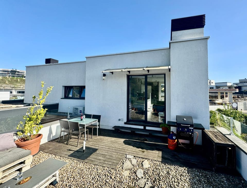 Property building, BBQ facilities, Balcony/Terrace, Balcony/Terrace