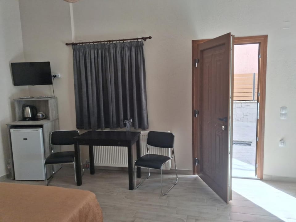 TV and multimedia, Photo of the whole room, Dining area, minibar
