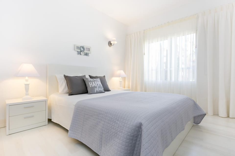 Bed, Photo of the whole room, Decorative detail