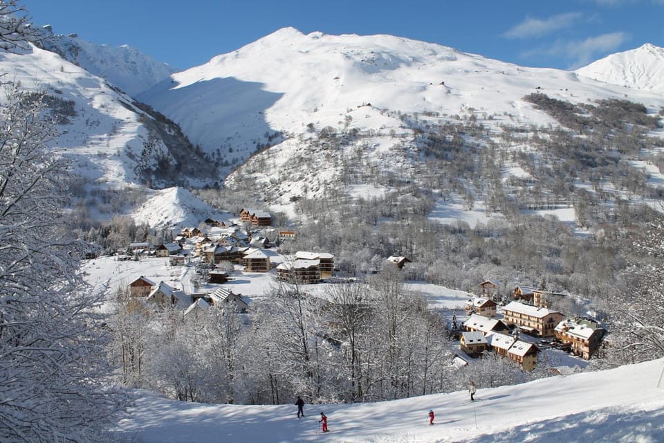 Skiing, Area and facilities