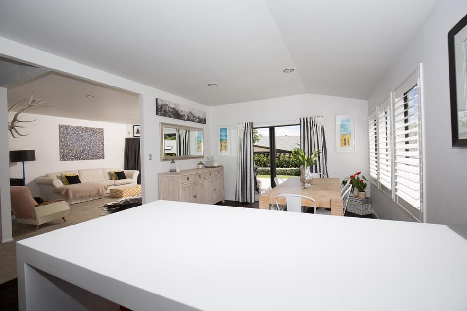 Kitchen or kitchenette, Living room, Seating area, Dining area